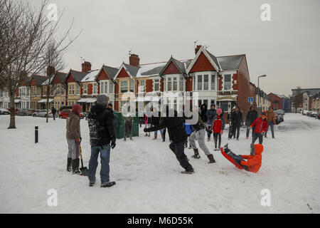 Cardiff, Wales, UK. 2 Mär, 2018. Cardiff Bewohner geniessen den Schnee außerhalb des Shri Swaminarayan Mandir, Hindu Tempel in Grangetown, Cardiff, Nach einer Nacht mit starkem Schneefall und Blizzard Bedingungen. Cardiff hat eine rote Wetterwarnung wegen Sturm Emma gegeben, auch bekannt als das Tier aus dem Osten. Weitere Schnee und schlechtes Wetter ist die ganze Nacht prognostiziert. Credit: Haydn Denman/Alamy leben Nachrichten Stockfoto