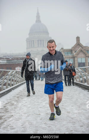 London, Großbritannien. 2 Mär, 2018. Ein Mann gesehen, der auf der Millenium Bridge unter starkem Schneefall. Credit: B Rouco-3072.jpg /SOPA Images/ZUMA Draht/Alamy leben Nachrichten Stockfoto