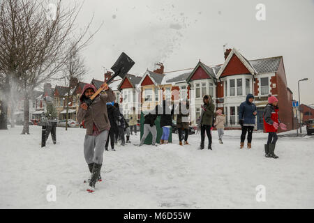 Cardiff, Wales, UK. 2 Mär, 2018. Cardiff Bewohner geniessen den Schnee außerhalb des Shri Swaminarayan Mandir, Hindu Tempel in Grangetown, Cardiff, Nach einer Nacht mit starkem Schneefall und Blizzard Bedingungen. Cardiff hat eine rote Wetterwarnung wegen Sturm Emma gegeben, auch bekannt als das Tier aus dem Osten. Weitere Schnee und schlechtes Wetter ist die ganze Nacht prognostiziert. Credit: Haydn Denman/Alamy leben Nachrichten Stockfoto