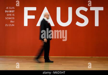 22 Februar 2018, Deutschland, München: Ein Mann geht den schriftzug lesen "Je suis-Du bist - sie ist - Somos - Bbl-Zij zijn - Faust" in der Ausstellung "Faust - Goethes Drama in der Kunst" in der Kunsthalle in München. Die Ausstellung über Goethes Drama "Faust" zeigt über 150 Werke von Eugène Delacroix zu Anselm Kiefer bis zum 29. Juli 2018. Foto: Matthias Balk/dpa Stockfoto