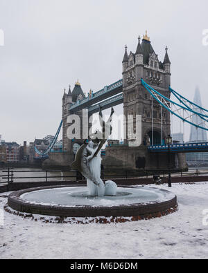 London, Vereinigtes Königreich. 2 Mär, 2018. Mädchen mit Delphin Statue vor der Tower Bridge ist als Tier des Ostens London hits, Vereinigtes Königreich eingefroren. Credit: Yuhe Lim/Alamy Leben Nachrichten. Stockfoto