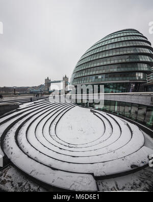 London, Vereinigtes Königreich. 2 Mär, 2018. Die lufthutze neben City Hall London mit Schnee bedeckt, als Tier des Ostens hits London, Vereinigtes Königreich. Credit: Yuhe Lim/Alamy Leben Nachrichten. Stockfoto