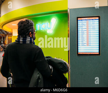 Mailand, Italien. 2. März, 2018. Flughafen Mailand Malpensa - Mar 2nd, 2018: Männliche Beifahrer schaut den Flight Information Display an der Mailänder Flughafen Malpensa, der zeigt, Annullierungen und Verspätungen durch ungünstige winterliche Wetter in Europa verursacht. Annulato ist Italienisch für stornierte Credit: Alexandre Rotenberg/Alamy leben Nachrichten Stockfoto