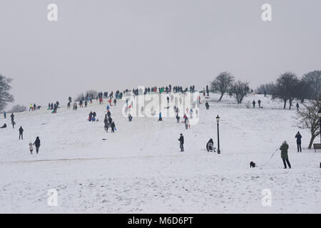 Primrose Hill, London. 2. März, 2018. Menschen Rodeln und Spaß im Schnee in Primrose Hill, London in den späten Nachmittag / Abend. 2. März 2018 Credit: Thomas Bowles/Alamy leben Nachrichten Stockfoto