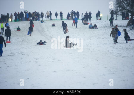 Primrose Hill, London. 2. März, 2018. Menschen Rodeln und Spaß im Schnee in Primrose Hill, London in den späten Nachmittag / Abend. 2. März 2018 Credit: Thomas Bowles/Alamy leben Nachrichten Stockfoto