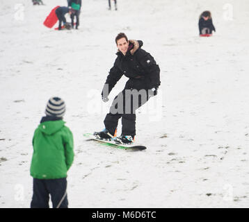 Primrose Hill, London. 2. März, 2018. Menschen Rodeln und Spaß im Schnee in Primrose Hill, London in den späten Nachmittag / Abend. 2. März 2018 Credit: Thomas Bowles/Alamy leben Nachrichten Stockfoto