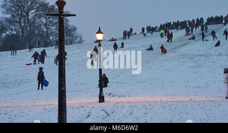 Primrose Hill, London. 2. März, 2018. Menschen Rodeln und Spaß im Schnee in Primrose Hill, London in den späten Nachmittag / Abend. 2. März 2018 Credit: Thomas Bowles/Alamy leben Nachrichten Stockfoto