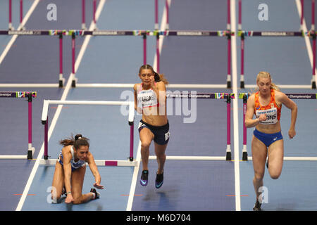 Birmingham, Großbritannien. 2 Mär, 2018. Pesiridou Elisavet (Griechenland) schlägt ihren Hürde und fällt hart während der IAAF World Indoor Championships. Credit: Hürden-2.jpg /SOPA Images/ZUMA Draht/Alamy leben Nachrichten Stockfoto