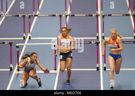 Birmingham, Großbritannien. 2 Mär, 2018. Pesiridou Elisavet (Griechenland) schlägt ihren Hürde und fällt hart während der IAAF World Indoor Championships. Credit: Hürden.jpg /SOPA Images/ZUMA Draht/Alamy leben Nachrichten Stockfoto