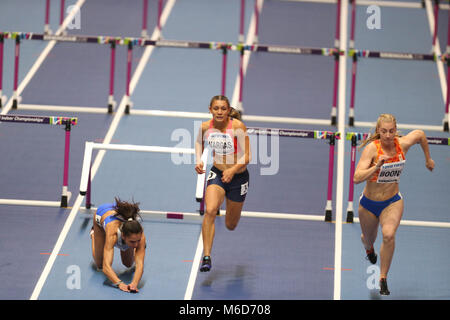 Birmingham, Großbritannien. 2 Mär, 2018. Pesiridou Elisavet (Griechenland) schlägt ihren Hürde und fällt hart während der IAAF World Indoor Championships. Credit: Hürden-3.jpg /SOPA Images/ZUMA Draht/Alamy leben Nachrichten Stockfoto