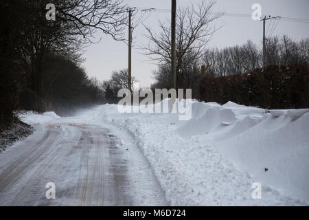 Monkton Farleigh, Wiltshire. 2. März 2018, Sturm Emma bringt schwere Schneefälle zu ländlichen Wiltshire. Das kleine Dorf Monkton Farleigh wurde isoliert und in den frühen Morgenstunden des Freitag. Eine kurze Pause in Der starke Schneefall erlaubt einheimischen Zeit zu beginnen, entfernt starke Ansammlungen und Schneeverwehungen, die Feldwege blockiert zu löschen. Die Temperaturen sind wieder heute abend mit einem Risiko weiterer Schnee in der Region am Samstag stürzen. Credit: Wayne Farrell/Alamy leben Nachrichten Stockfoto