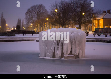 Welwyn Garden City, UK. 2 Mär, 2018. Schwere Schnee fiel durch den Tag in Welwyn Garden City. Der Brunnen in der Mitte hatte eingefroren. Credit: Andrew Steven Graham/Alamy leben Nachrichten Stockfoto