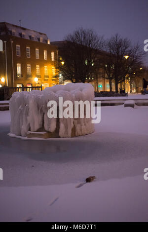 Welwyn Garden City, UK. 2 Mär, 2018. Schwere Schnee fiel durch den Tag in Welwyn Garden City. Der Brunnen in der Mitte hatte eingefroren. Credit: Andrew Steven Graham/Alamy Live Newsz Stockfoto