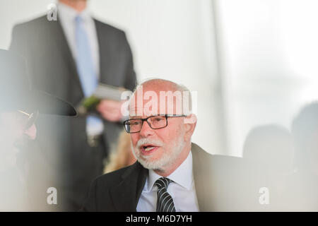 Jim Bakker, ehemaliger Leitung der PTL-Club, mit einem gut bekannten evangelischen TV-Show mit dann Frau Tammy Faye Bakker (Tammy Messner mit Ihrer zweiten Ehe), besucht die Billy Graham Beerdigung. Credit: Schloss Bilder/Alamy Leben Nachrichten. Stockfoto