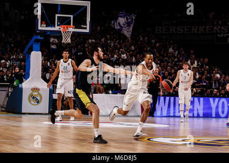 Anthony Randolph (Real Madrid) Baloncesto in Aktion während des Spiels, NIKOLA KALINIC (Fenerbahce), Euroleague Spiel zwischen Real Madrid Baloncesto vs Fenerbahce am WiZink Zentrum Stadion in Madrid, Spanien, 2. März 2018. Credit: Gtres Información más Comuniación auf Linie, S.L./Alamy leben Nachrichten Stockfoto