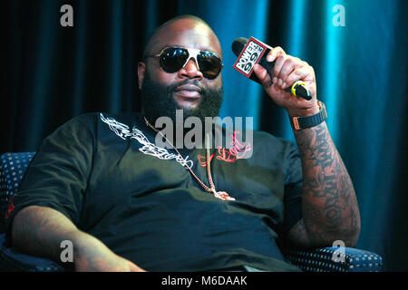 Foto *** *** *** Rick Ross gehetzt zum Krankenhaus. Er WAR NICHT AUF DEM LEBEN UNTERSTÜTZUNG WIE BEREITS FRÜHER BERICHTET *** Rick Ross dargestellt bei Power 99 iHeart Radio Performance Theater in Bala Cynwyd Pa am 18. Juli 2012 © Star Shooter / MediaPunchInc Stockfoto