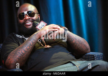 Foto *** *** *** Rick Ross gehetzt zum Krankenhaus. Er WAR NICHT AUF DEM LEBEN UNTERSTÜTZUNG WIE BEREITS FRÜHER BERICHTET *** Rick Ross dargestellt bei Power 99 iHeart Radio Performance Theater in Bala Cynwyd Pa am 18. Juli 2012 © Star Shooter / MediaPunchInc Stockfoto