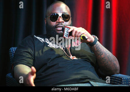 Foto *** *** *** Rick Ross gehetzt zum Krankenhaus. Er WAR NICHT AUF DEM LEBEN UNTERSTÜTZUNG WIE BEREITS FRÜHER BERICHTET *** Rick Ross dargestellt bei Power 99 iHeart Radio Performance Theater in Bala Cynwyd Pa am 18. Juli 2012 © Star Shooter / MediaPunchInc Stockfoto