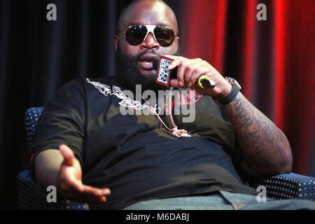 Foto *** *** *** Rick Ross gehetzt zum Krankenhaus. Er WAR NICHT AUF DEM LEBEN UNTERSTÜTZUNG WIE BEREITS FRÜHER BERICHTET *** Rick Ross dargestellt bei Power 99 iHeart Radio Performance Theater in Bala Cynwyd Pa am 18. Juli 2012 © Star Shooter / MediaPunchInc Stockfoto