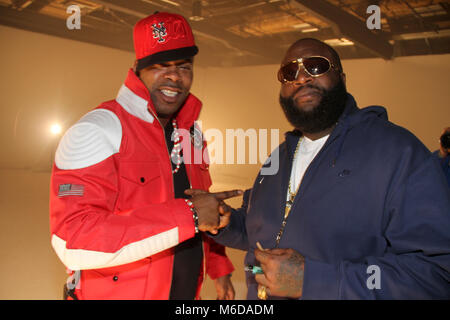 Foto *** *** *** Rick Ross gehetzt zum Krankenhaus. Er WAR NICHT AUF DEM LEBEN UNTERSTÜTZUNG WIE BEREITS FRÜHER BERICHTET *** Busta Rhymes & Rick Ross besucht DJ Khaled video Shooting in New York City. März 29, 2011 Credit: Walik Goshorn/MediaPunch Stockfoto