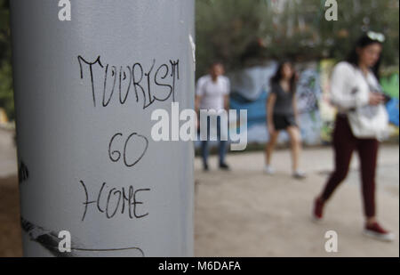 Barcelona, Katalonien, Spanien. 20 Okt, 2017. '' Touristen go home'' und ''Tourismus tötet die Stadt'' ist auf einigen Straßen von Barcelona gemalt. Tourismus ist ein Problem für die Bewohner der Stadt, die von 40 Millionen Touristen im Jahr 2016 besuchte, war geworden, die Nachbarn, die wollen Tourismus zu begrenzen Wer mehr zum ersten Mal wollen übertroffen haben. Barcelona Spanien. Credit: Clara Margais/ZUMA Draht/Alamy leben Nachrichten Stockfoto