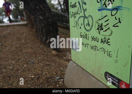 Barcelona, Katalonien, Spanien. 20 Okt, 2017. '' Touristen go home'' und ''Tourismus tötet die Stadt'' ist auf einigen Straßen von Barcelona gemalt. Tourismus ist ein Problem für die Bewohner der Stadt, die von 40 Millionen Touristen im Jahr 2016 besuchte, war geworden, die Nachbarn, die wollen Tourismus zu begrenzen Wer mehr zum ersten Mal wollen übertroffen haben. Barcelona Spanien. Credit: Clara Margais/ZUMA Draht/Alamy leben Nachrichten Stockfoto