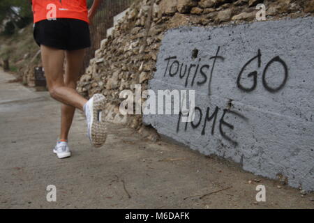 Barcelona, Katalonien, Spanien. 20 Okt, 2017. '' Touristen go home'' und ''Tourismus tötet die Stadt'' ist auf einigen Straßen von Barcelona gemalt. Tourismus ist ein Problem für die Bewohner der Stadt, die von 40 Millionen Touristen im Jahr 2016 besuchte, war geworden, die Nachbarn, die wollen Tourismus zu begrenzen Wer mehr zum ersten Mal wollen übertroffen haben. Barcelona Spanien. Credit: Clara Margais/ZUMA Draht/Alamy leben Nachrichten Stockfoto