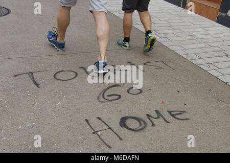 Barcelona, Katalonien, Spanien. 20 Okt, 2017. '' Touristen go home'' und ''Tourismus tötet die Stadt'' ist auf einigen Straßen von Barcelona gemalt. Tourismus ist ein Problem für die Bewohner der Stadt, die von 40 Millionen Touristen im Jahr 2016 besuchte, war geworden, die Nachbarn, die wollen Tourismus zu begrenzen Wer mehr zum ersten Mal wollen übertroffen haben. Barcelona Spanien. Credit: Clara Margais/ZUMA Draht/Alamy leben Nachrichten Stockfoto