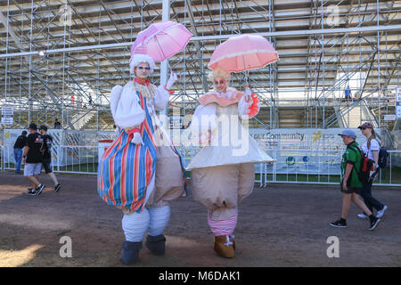 Adelaide Australien 3. März 2018. Animateure auf Stelzen am vorletzten Tag der Adelaide 500 Motorsport event Credit: Amer ghazzal/Alamy leben Nachrichten Stockfoto