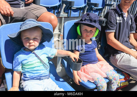 Adelaide Australien 3. März 2018. Junge Zuschauer genießen die Racing am vorletzten Tag der Adelaide 500 Motorsport event Credit: Amer ghazzal/Alamy leben Nachrichten Stockfoto