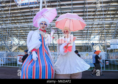 Adelaide Australien 3. März 2018. Animateure auf Stelzen am vorletzten Tag der Adelaide 500 Motorsport event Credit: Amer ghazzal/Alamy leben Nachrichten Stockfoto