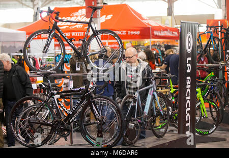 Toronto, Kanada. 2 Mär, 2018. Menschen besuchen die 2018 Toronto International Bicycle Show in Toronto, Kanada, 2. März 2018. Die jährlichen dreitägigen Show begann am Freitag. Credit: Zou Zheng/Xinhua/Alamy leben Nachrichten Stockfoto