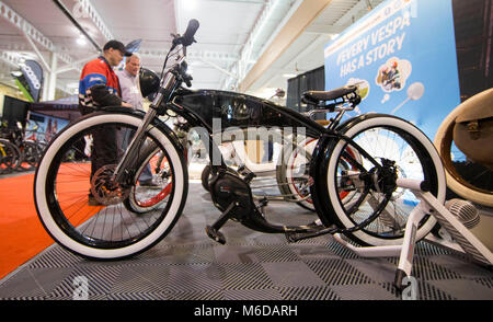 Toronto, Kanada. 2 Mär, 2018. Menschen sehen e-bikes während der 2018 Toronto International Bicycle Show in Toronto, Kanada, 2. März 2018. Die jährlichen dreitägigen Show begann am Freitag. Credit: Zou Zheng/Xinhua/Alamy leben Nachrichten Stockfoto