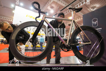 Toronto, Kanada. 2 Mär, 2018. Menschen besuchen die 2018 Toronto International Bicycle Show in Toronto, Kanada, 2. März 2018. Die jährlichen dreitägigen Show begann am Freitag. Credit: Zou Zheng/Xinhua/Alamy leben Nachrichten Stockfoto