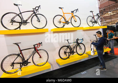 Toronto, Kanada. 2 Mär, 2018. Menschen besuchen die 2018 Toronto International Bicycle Show in Toronto, Kanada, 2. März 2018. Die jährlichen dreitägigen Show begann am Freitag. Credit: Zou Zheng/Xinhua/Alamy leben Nachrichten Stockfoto