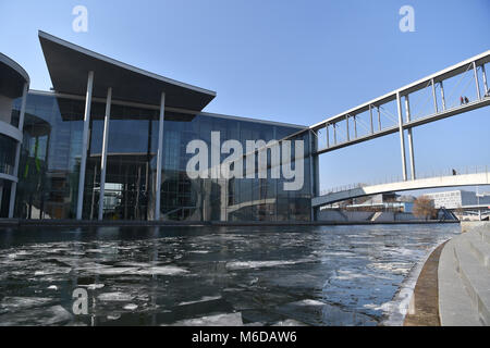 02 März 2018, Deutschland, Berlin: Eisschollen auf der Spree im Regierungsviertel. Foto: Arne Bänsch/dpa/ZB Stockfoto