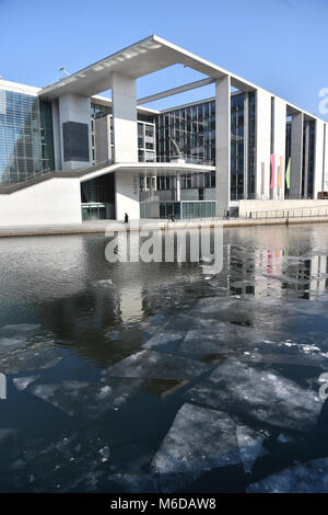 02 März 2018, Deutschland, Berlin: Eisschollen auf der Spree im Regierungsviertel. Foto: Arne Bänsch/dpa/ZB Stockfoto