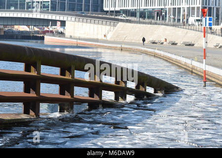 02 März 2018, Deutschland, Berlin: Eisschollen auf der Spree im Regierungsviertel. Foto: Arne Bänsch/dpa/ZB Stockfoto