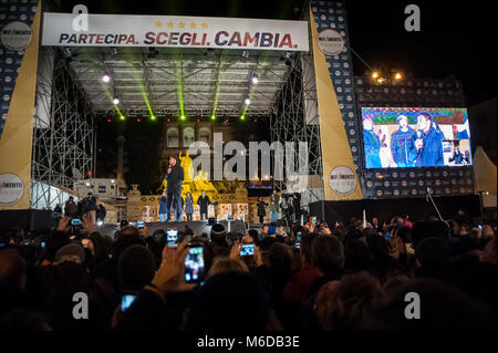 Rom, Italien. 02 Mar 2018. Populistische Partei 5-Sterne Bewegung der letzten Wahlen Rallye an der Piazza del Popolo. Auf der Bühne gab es eine lange Rede von Luigi di Maio, der 31-jährige Kandidat Premier und die Würde-Kabinett Team werden. Ihre Kandidatur zu unterstützen Auch die Parlamentarier Paola Taverna, dem stellvertretenden Roberto Fico und Roberta Lombardi, Kandidat für die Präsidentschaft der Region Latium. Auch unter den Gast auf die Bühne stellte Beppe Grillo, der italienische Schauspieler, ist der Gründer der Bewegung, und Alessandro Di Battista, genannt "der Krieger" von 5-Anhänger Stern Bewegungen'. Cr Stockfoto