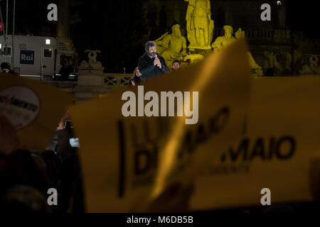 Rom, Italien. 02 Mar 2018. Populistische Partei 5-Sterne Bewegung der letzten Wahlen Rallye an der Piazza del Popolo. Auf der Bühne gab es eine lange Rede von Luigi di Maio, der 31-jährige Kandidat Premier und die Würde-Kabinett Team werden. Ihre Kandidatur zu unterstützen Auch die Parlamentarier Paola Taverna, dem stellvertretenden Roberto Fico und Roberta Lombardi, Kandidat für die Präsidentschaft der Region Latium. Auch unter den Gast auf die Bühne stellte Beppe Grillo, der italienische Schauspieler, ist der Gründer der Bewegung, und Alessandro Di Battista, genannt "der Krieger" von 5-Anhänger Stern Bewegungen'. Cr Stockfoto