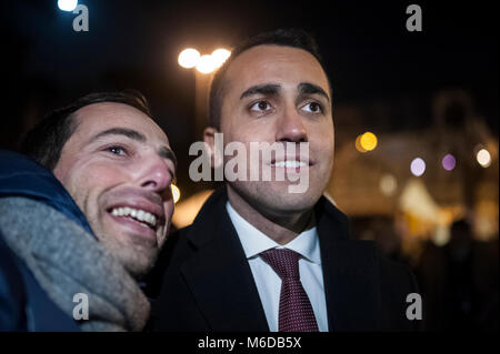 Rom, Italien. 02 Mar 2018. Populistische Partei 5-Sterne Bewegung der letzten Wahlen Rallye an der Piazza del Popolo. Auf der Bühne gab es eine lange Rede von Luigi di Maio, der 31-jährige Kandidat Premier und die Würde-Kabinett Team werden. Ihre Kandidatur zu unterstützen Auch die Parlamentarier Paola Taverna, dem stellvertretenden Roberto Fico und Roberta Lombardi, Kandidat für die Präsidentschaft der Region Latium. Auch unter den Gast auf die Bühne stellte Beppe Grillo, der italienische Schauspieler, ist der Gründer der Bewegung, und Alessandro Di Battista, genannt "der Krieger" von 5-Anhänger Stern Bewegungen'. Cr Stockfoto