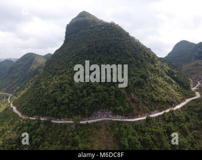 Dahua. 2 Mär, 2018. (161130) - luftaufnahme am 2. März 2018 zeigt die Mountain Road bei Tongcun Dorf Dahua Yao autonomen County, South China Guangxi Zhuang autonomen Region berücksichtigt. Der Bau von Straßen ist inzwischen zu einer Priorität in der Linderung der Armut Bemühungen in den gebirgigen Dahua County geworden. Über 606 km Autobahn haben für jene Dörfer in abgelegenen Bergen bis Ende des letzten Jahres errichtet worden. Credit: Lu Bo'an/Xinhua/Alamy leben Nachrichten Stockfoto