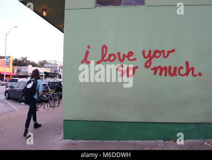 15. Februar 2018: USA, Texas, Austin: Das graffito an der Wand eines Gebäudes beherbergt auch ein Cafe, liest "ich liebe dich so sehr. Foto: Christina Horsten/dpa Stockfoto