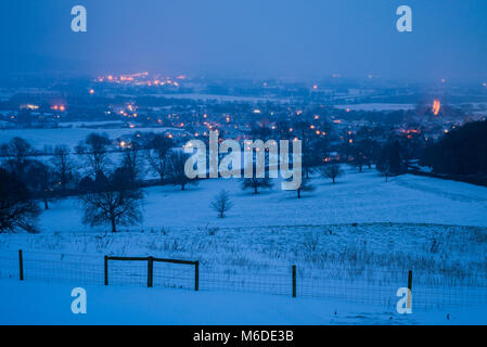 Einbruch der Dunkelheit über dem Dorf Wrington nach den jüngsten Schneefälle von alten Hill gesehen, North Somerset, England. Stockfoto