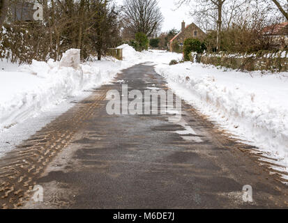 East Lothian, Schottland, Vereinigtes Königreich, 3. März 2018. UK Wetter: ein Feldweg geräumt Schnee Nach der extremen arktischen Wetter event Spitznamen "das Tier aus dem Osten' Stockfoto