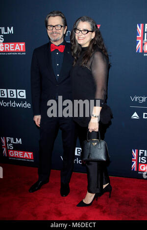 LA, Kalifornien. 2. März 2018. Gary Oldman und seine Frau Gisele Schmidt die Teilnahme an der "Film ist großartig' British Film Rezeption der britischen Kandidaten des 90. jährlichen Academy Awards am britischen Residence ehrt am 2. März in Los Angeles, Kalifornien 2018. Stockfoto