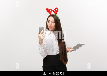 Geschäftskonzept - Junge kaukasier Business woman in Weihnachten Thema spielen mobile phone mit überraschenden Gesichtsausdruck. Stockfoto