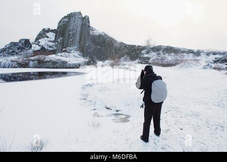 Outdoor Fotograf nimmt Foto von snowy Panska Felsen Formation, Nationalpark Böhmische Schweiz, Tschechische Rep. Stockfoto