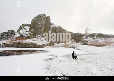 Outdoor Fotograf nimmt Foto von snowy Panska Felsen Formation, Nationalpark Böhmische Schweiz, Tschechische Rep. Stockfoto