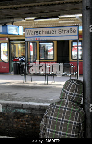 Kid wartenden Zug am Bahnhof Warschauer Straße in Berlin. Stockfoto